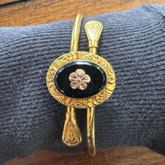 Bates & Bacon Bracelet Black Onyx Flower Clasper Bangle Bypass1/20 12K GF VTG